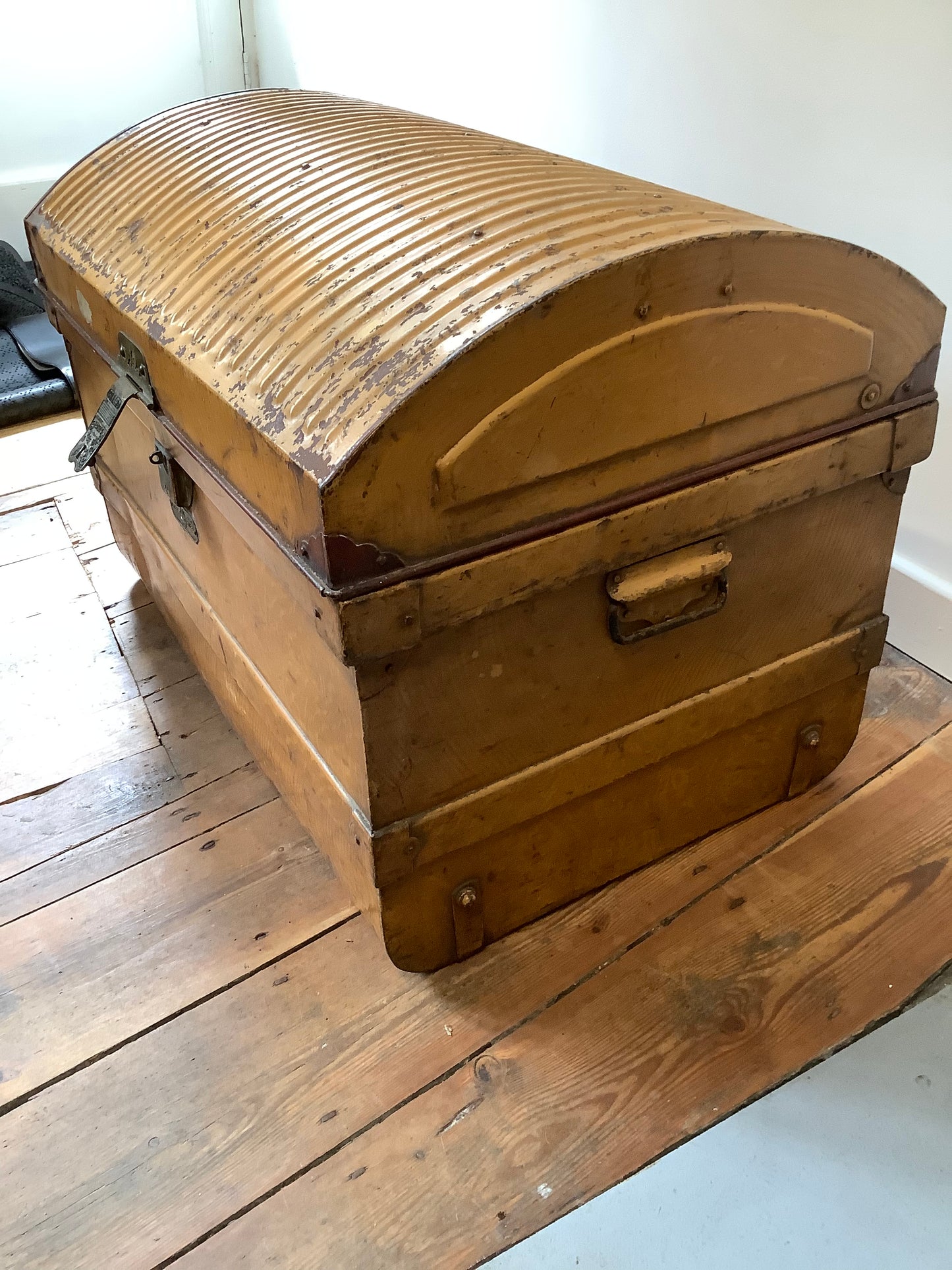 ORIGINAL VINTAGE JONES BROTHERS AND CO SHIPPING TRUNK