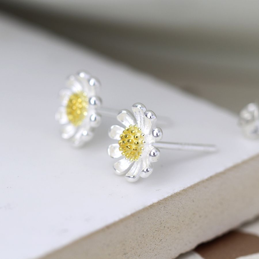 SILVER DAISY EARINGS - Nostalgia Furniture & Gifts